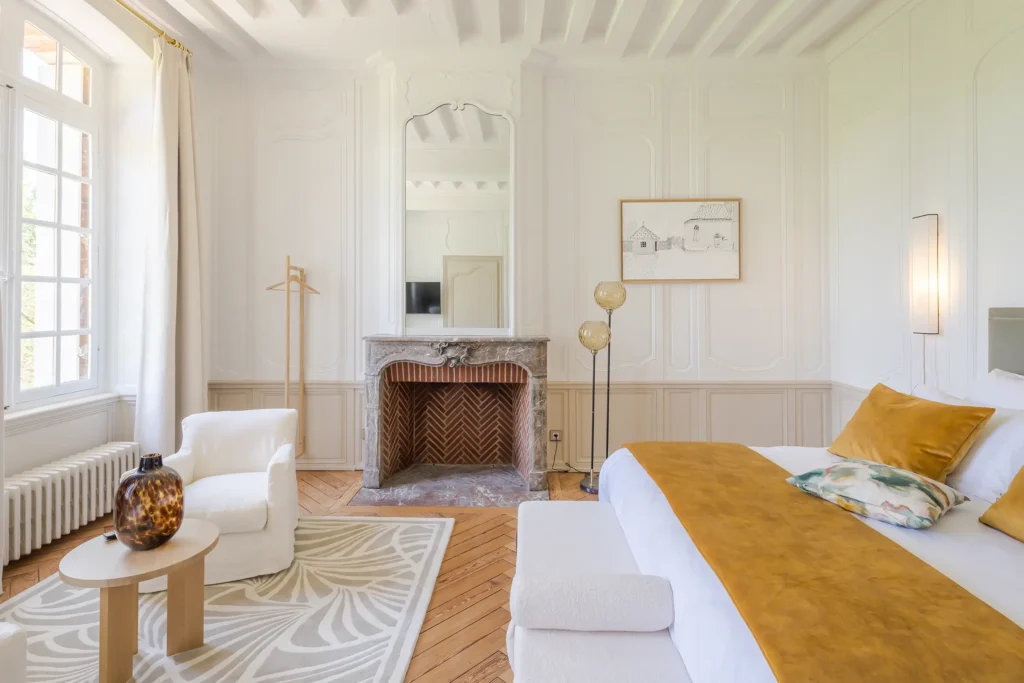Chambre beige et jaune du Château de Roumare, lieu partenaire du Groupe Silam.