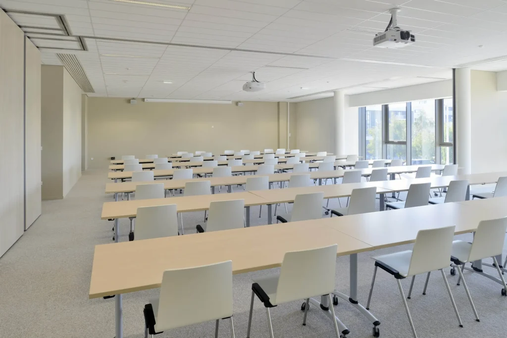 Salle de commission du Carré des Docks du Havre, lieu partenaire du Groupe Silam.