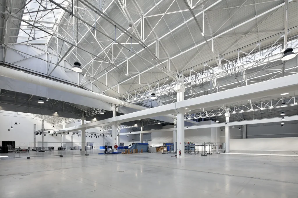 Hall d'exposition d'un lieu partenaire du Groupe Silam en Normandie.