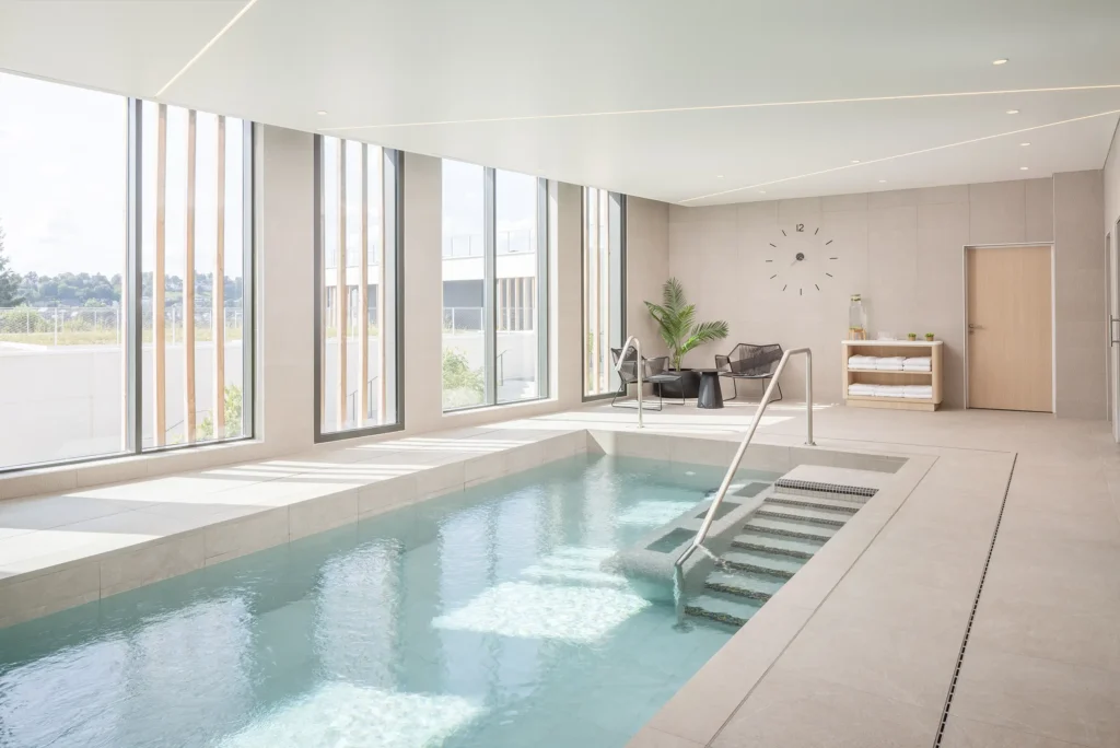 Piscine de l'hôtel Hyatt à Rouen, lieu partenaire du Groupe Silam.