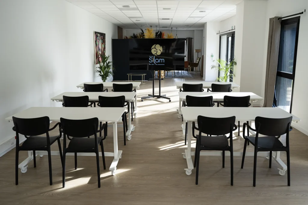 Salle de classe de l'Atelier 735, lieu crée par notre agence événementielle en Normandie.