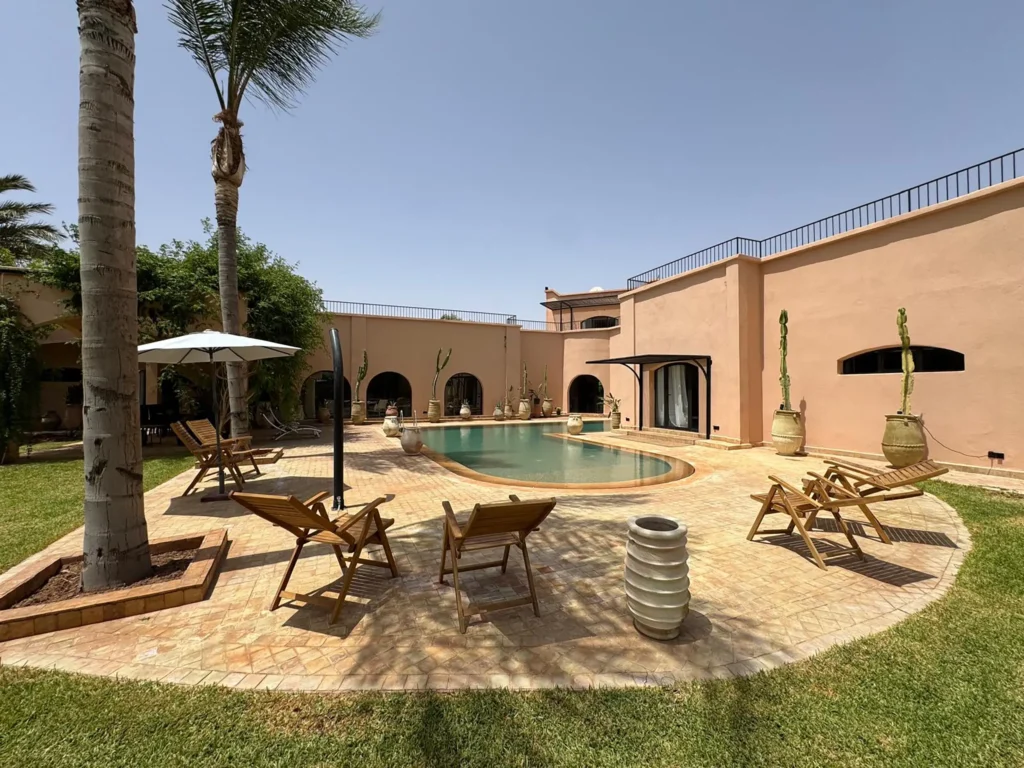 Extérieur d'une maison de luxe à Marrakech, lieu événementiel du Groupe Silam.