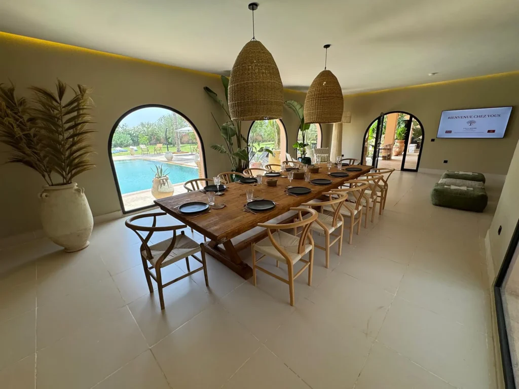 Salle à manger de la villa Nourr au Maroc, lieu événementiel du Groupe Silam.