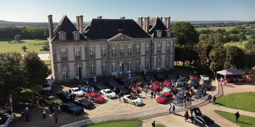 Regroupement de voitures au haras du national du Pin, lieu référent du Groupe Silam.