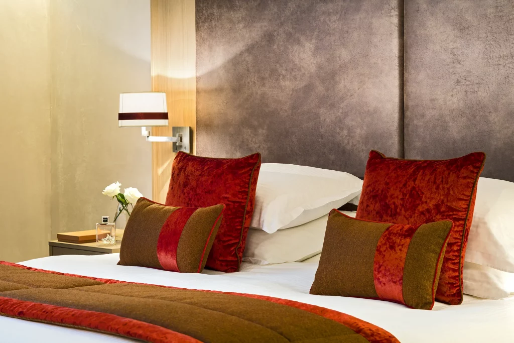 Chambre rouge à l'hôtel du Golf Barrière pour vos événements organisés par le Groupe Silam.