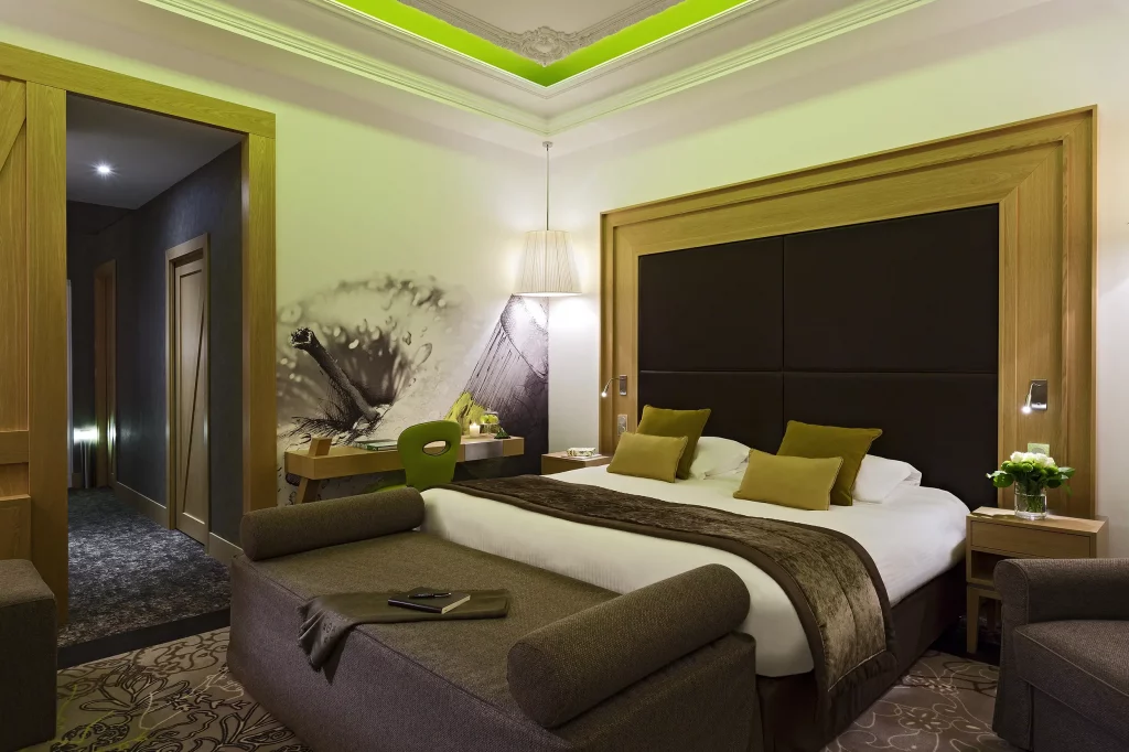Chambre verte à l'hôtel du Golf Barrière pour vos événements organisés par le Groupe Silam.