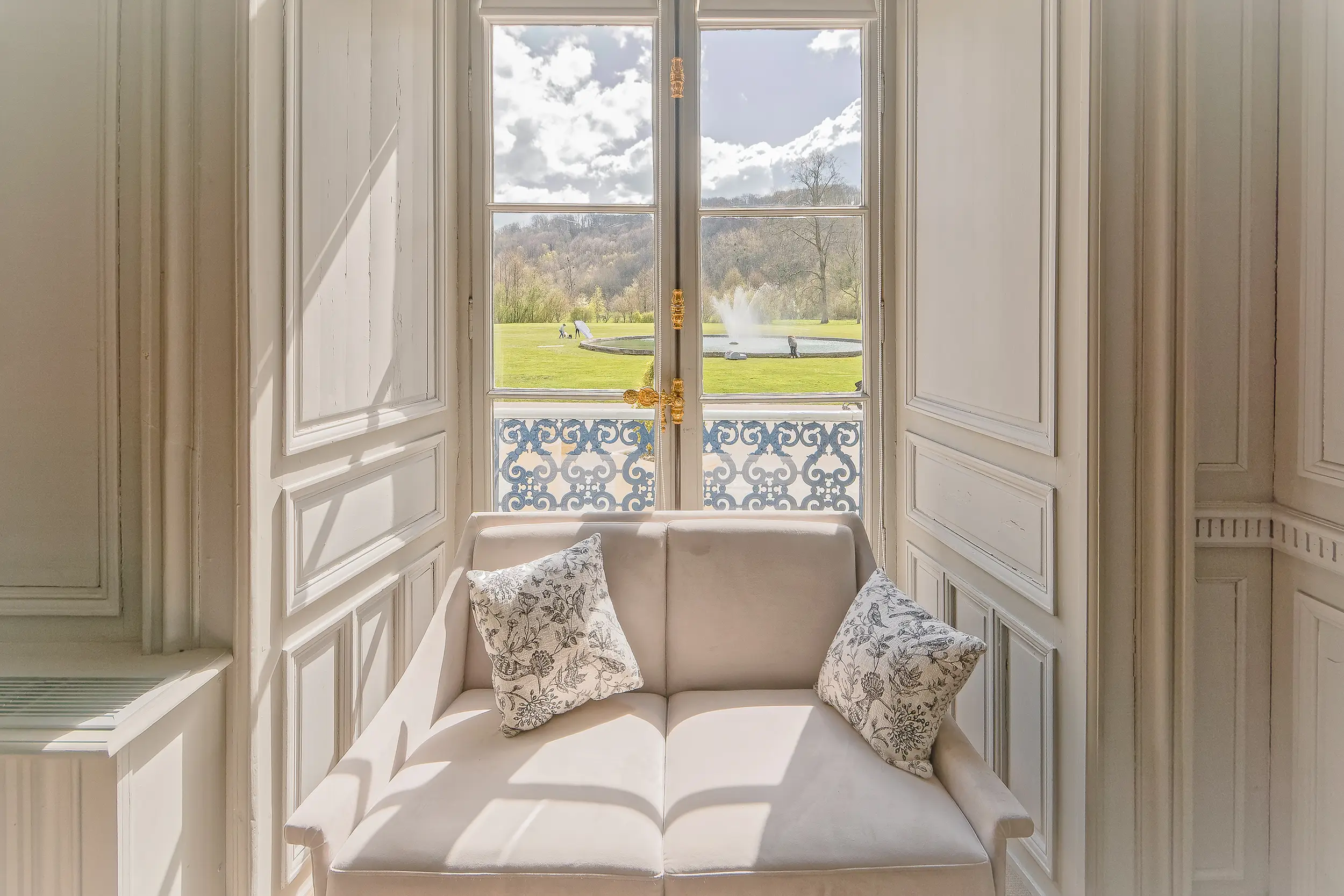 Fenêtre avec vue sur le jardin de l'abbaye du Valasse pour vos événements organisés par le Groupe Silam.