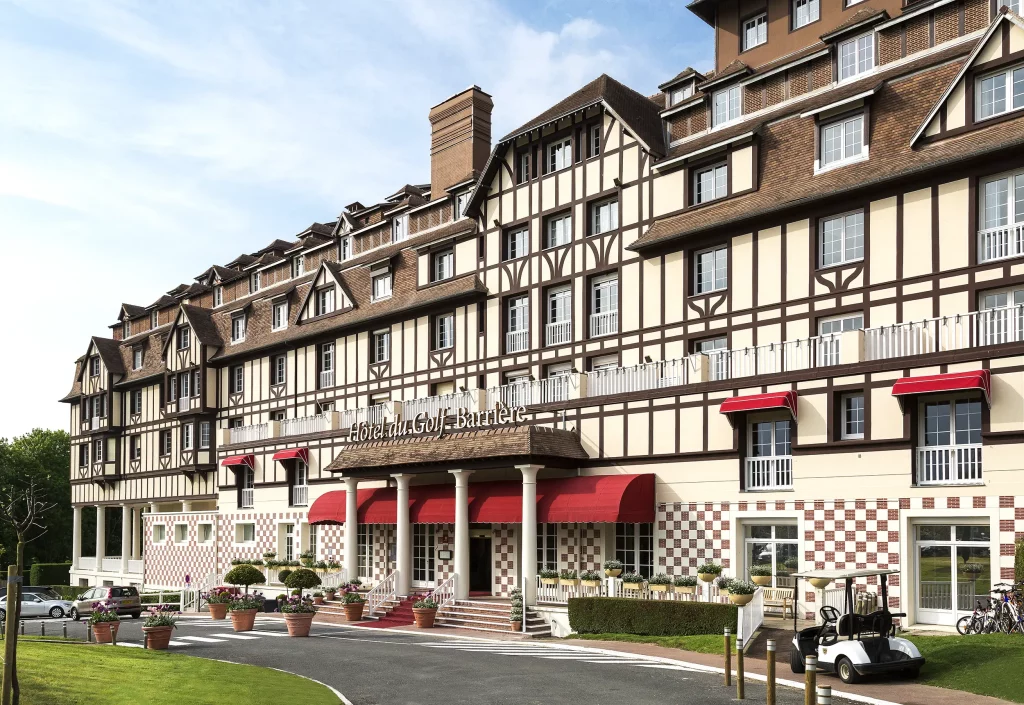 Façade de l'hôtel du Golf Barrière pour vos événements organisés par le Groupe Silam.