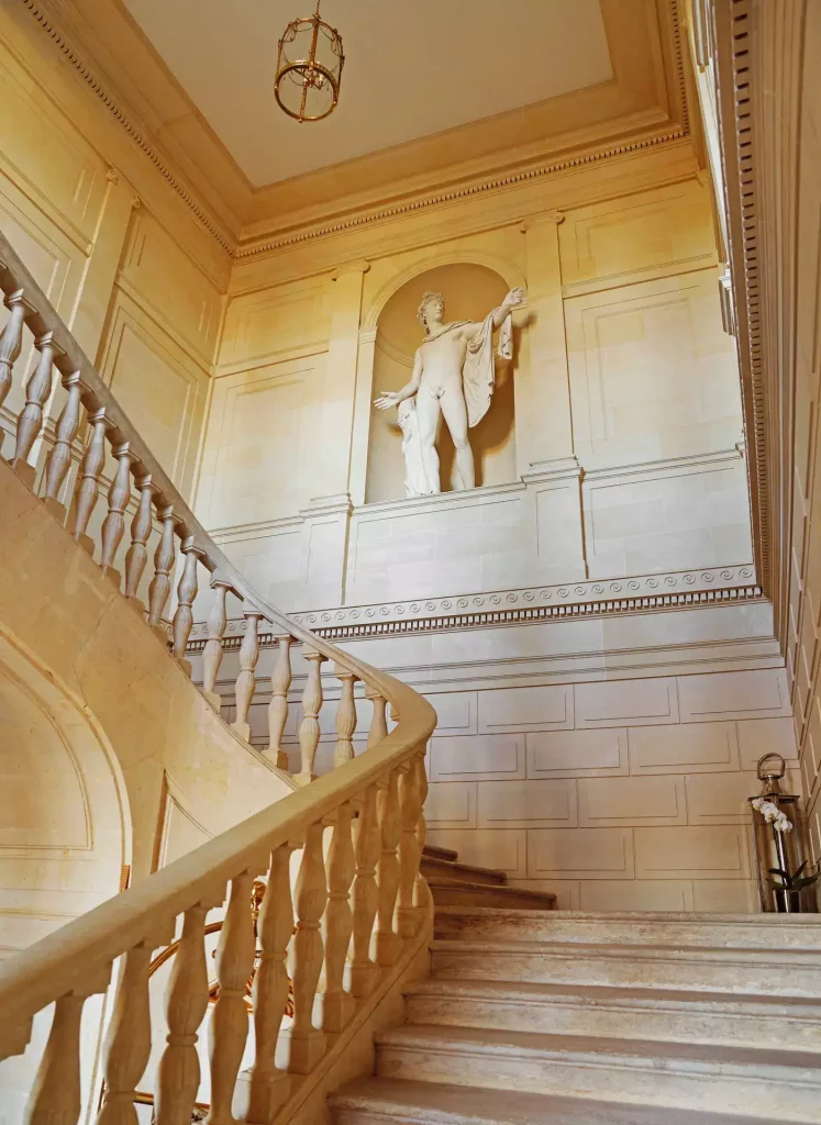 Statue et escalier dans un château vue sur Seine partenaire du Groupe Silam.