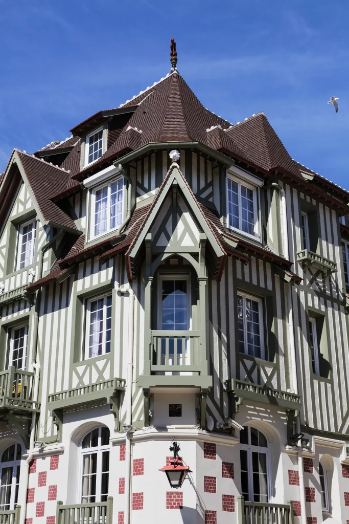 Façade de l'Hôtel le Normandy Barrière pour vos événements organisés par le Groupe Silam.