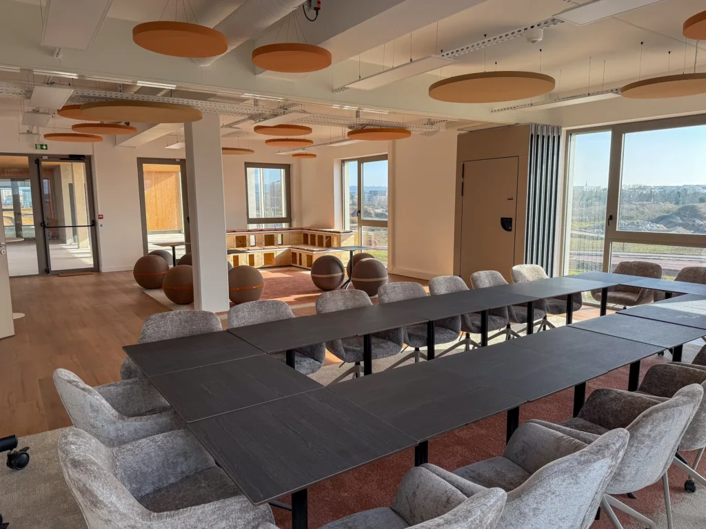 Salle en U de proagora à Rouen, lieu partenaire du Groupe Silam.