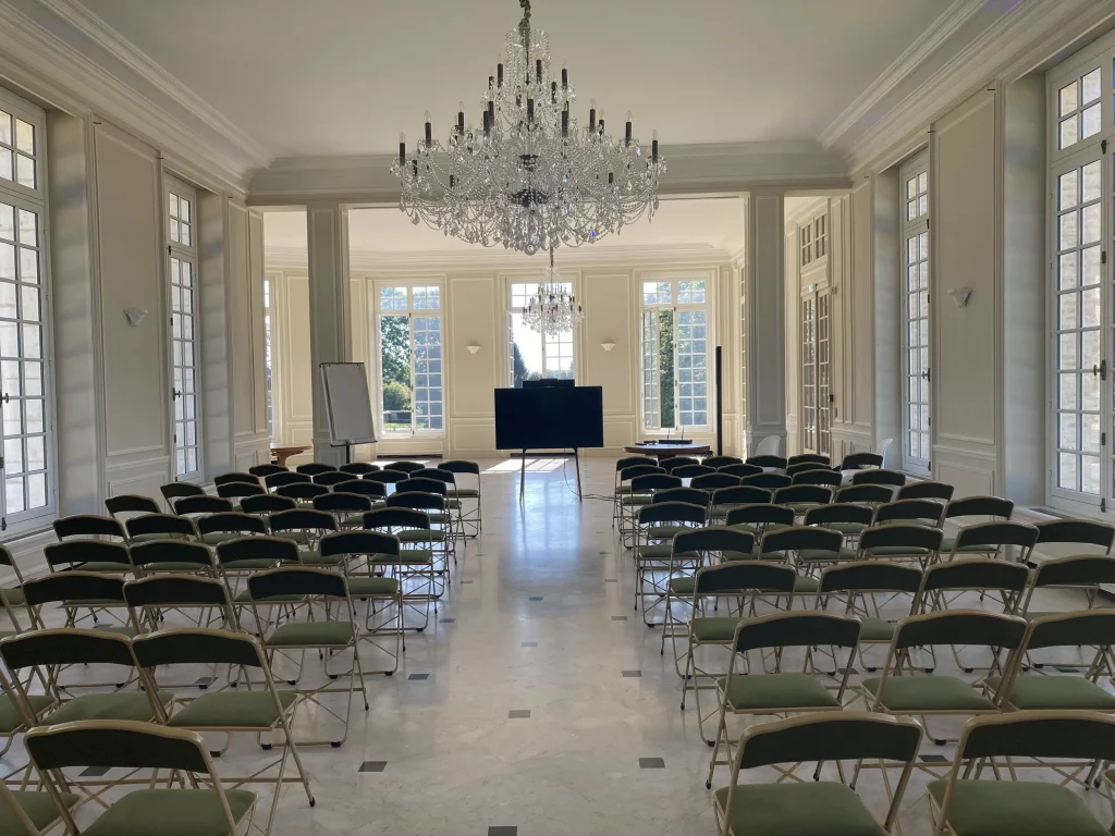 Salle magistrale en conférence un château champêtre normand pour vos événements organisés par le Groupe Silam.