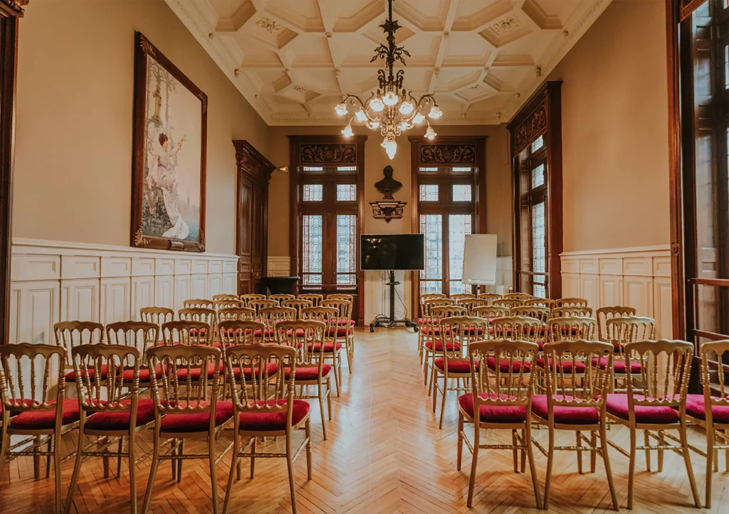 Conférence ou réunion dans un palais à Fécamp.