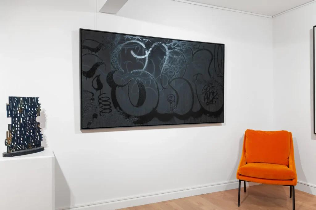 Tableau d'art contemporain dans un lieu partenaire du Groupe Silam.