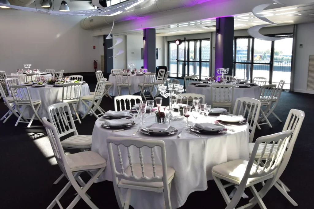 Table de dîner à vue sur Seine, prestataire délégué du Groupe Silam.