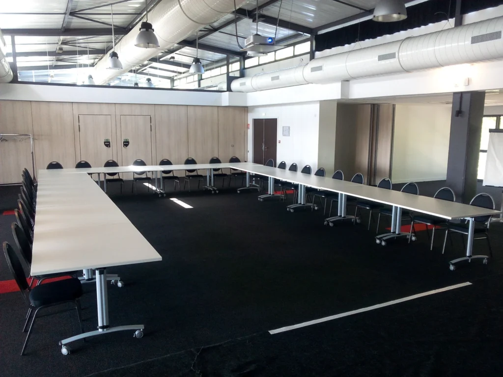 Salle de réunion en U à vue sur Seine, prestataire délégué du Groupe Silam.