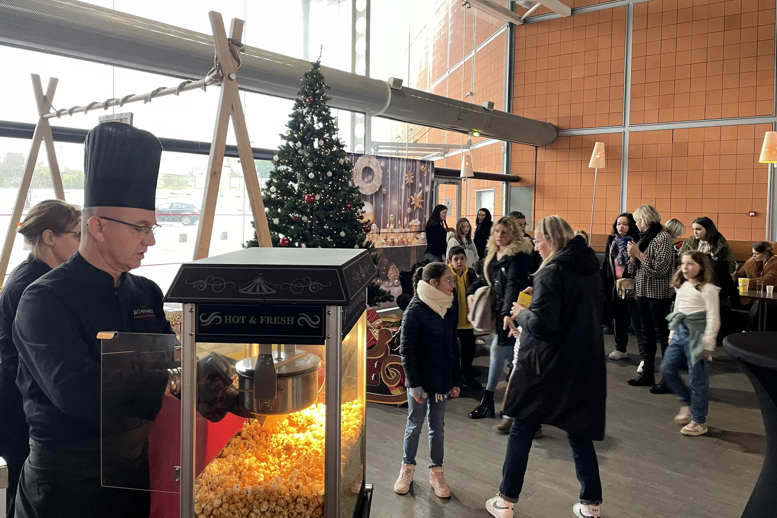 Arbre de Noël au cinéma de Grand-Quevilly avec animations culinaires.