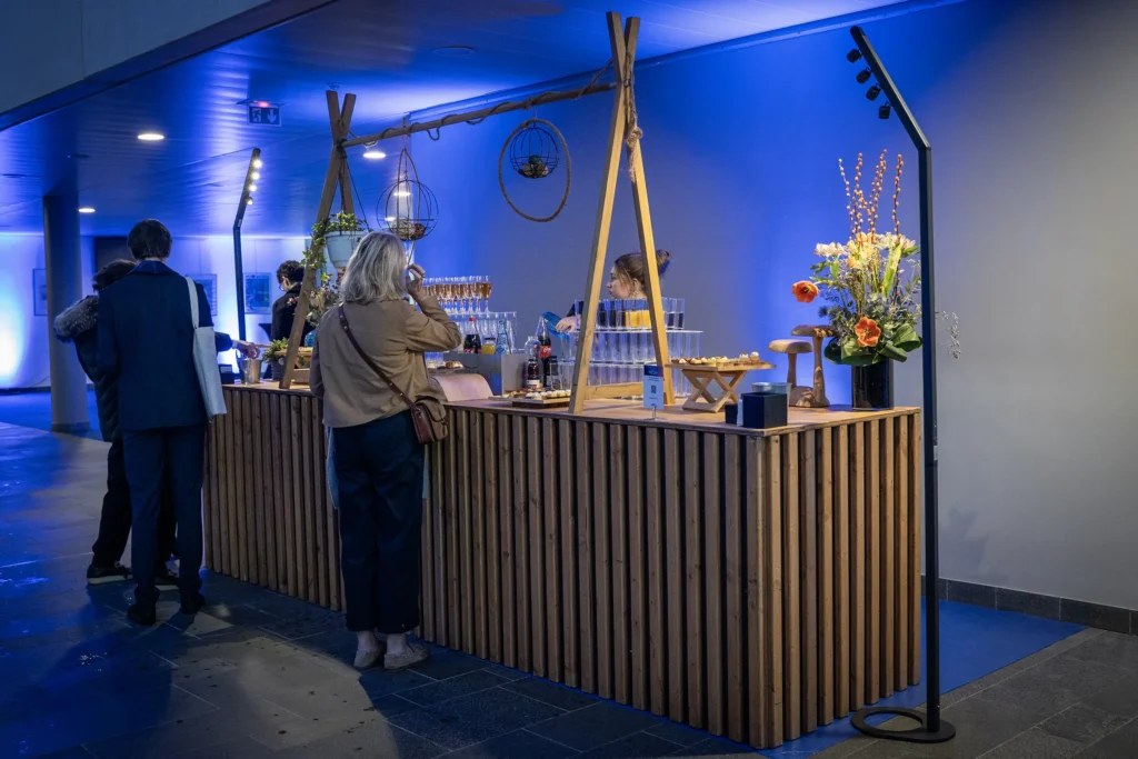 Buffet pour une remise des diplômes à Paris mise en lumière et aménagée par le Groupe Silam.