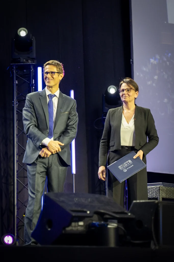 Intervenants pour une remise des diplômes à Paris mise en lumière et aménagée par le Groupe Silam.