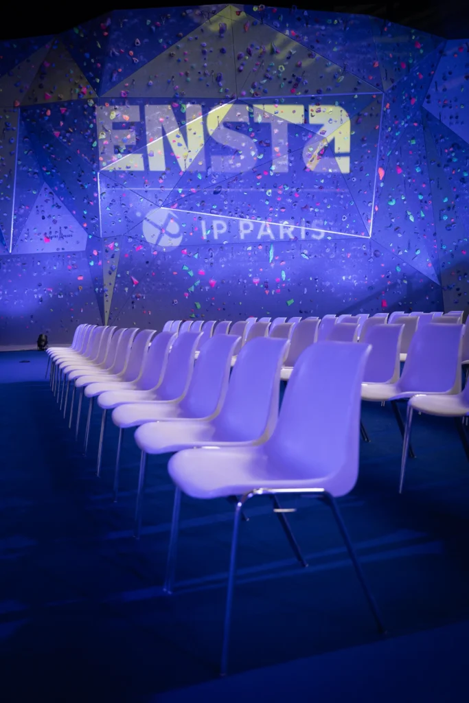 Chaises pour une remise des diplômes à Paris mise en lumière et aménagée par le Groupe Silam.