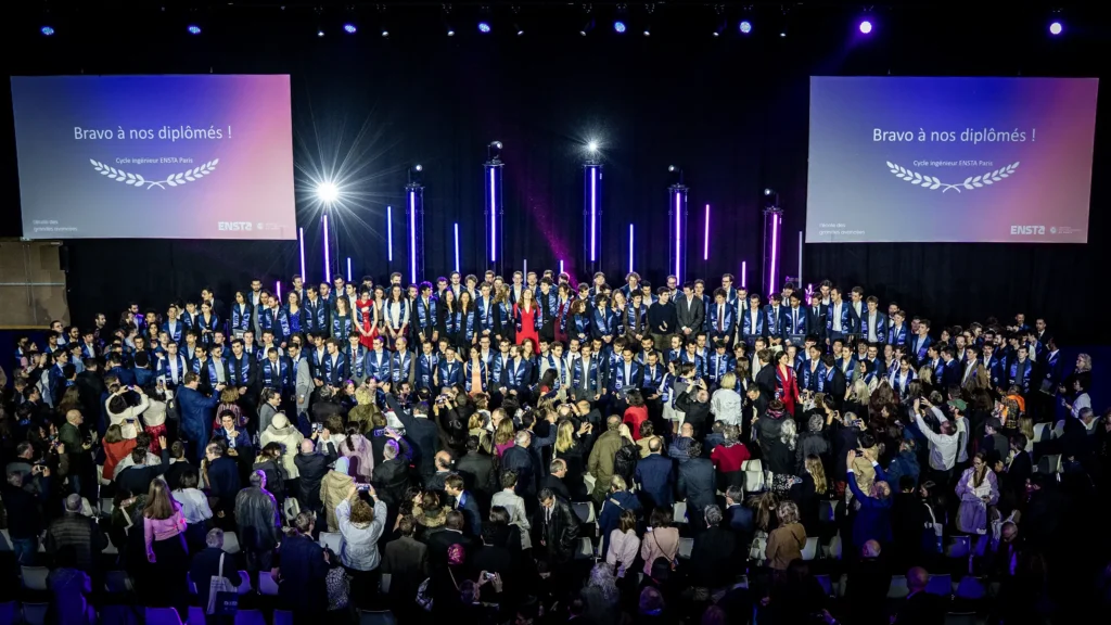 Élèves pour une remise des diplômes à Paris mise en lumière et aménagée par le Groupe Silam.