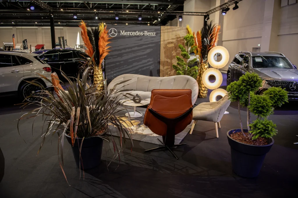 Canapé et fauteuils sur le stand Mercedes-Benz lors du salon automobile de Chartres en Normandie.