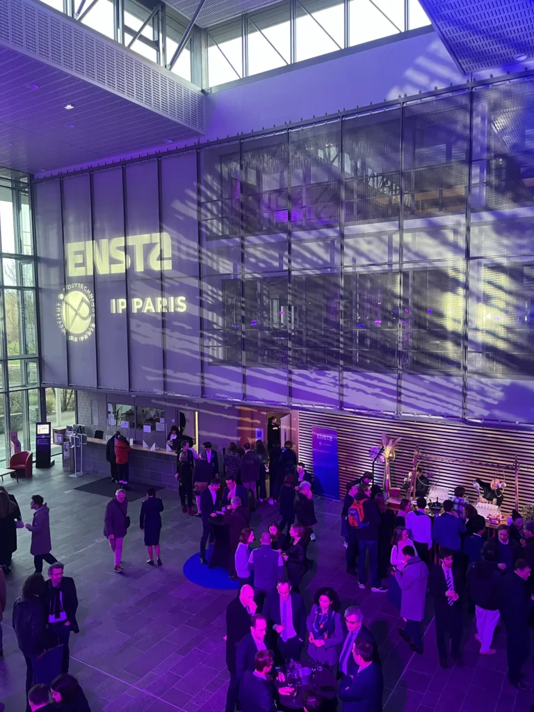 Gobo pour une remise des diplômes à Paris mise en lumière et aménagée par le Groupe Silam.