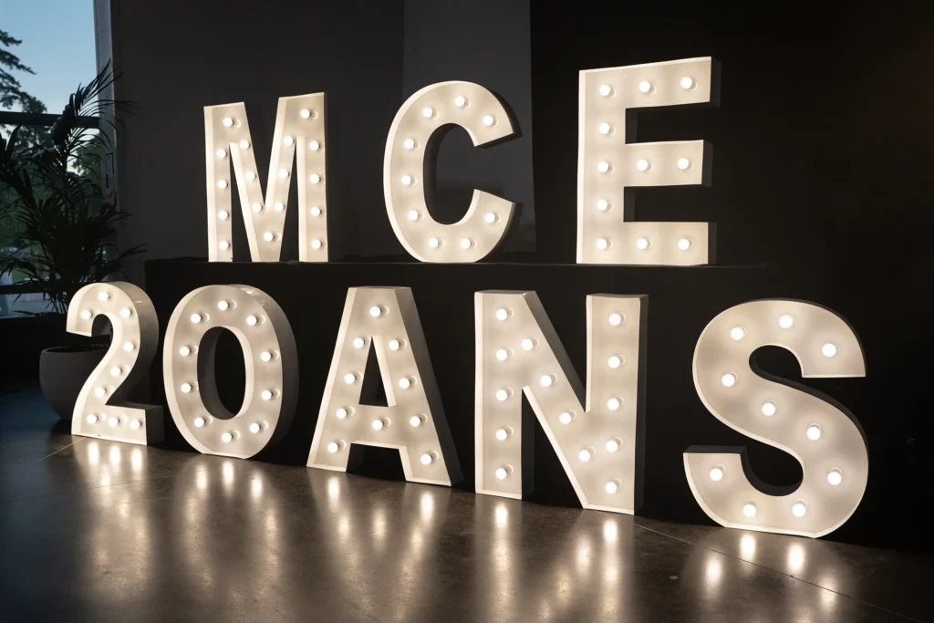 Lettres lumineuses lors de l'anniversaire de l'entreprise MCE Automation organisé par le Groupe Silam en Normandie.