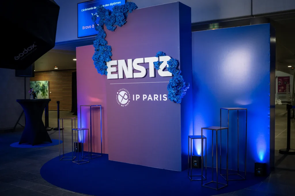 Photocall pour une remise des diplômes à Paris mise en lumière et aménagée par le Groupe Silam.