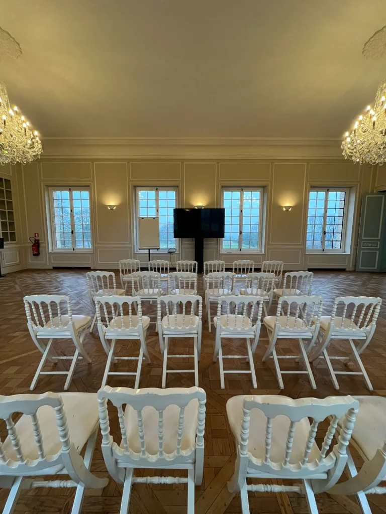 Salle de réunion aménagée au château de Belbeuf par le Groupe Silam.