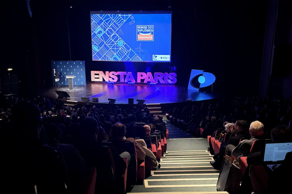 Scène pour une remise des diplômes à Paris mise en lumière et aménagée par le Groupe Silam.