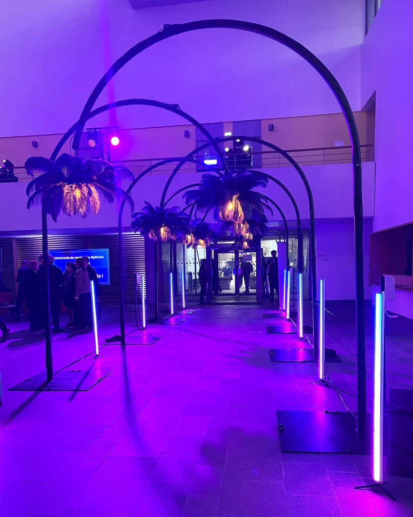 Arches en plumes pour une remise des diplômes à Paris mise en lumière et aménagée par le Groupe Silam.