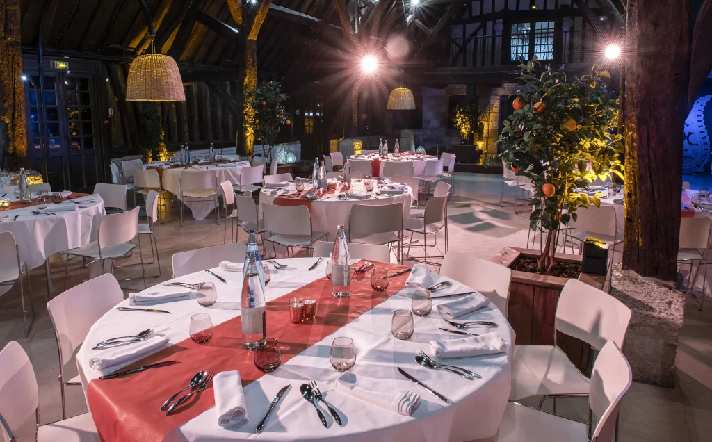 Tables lors d'un repas de prestige organisé par le Groupe Silam.