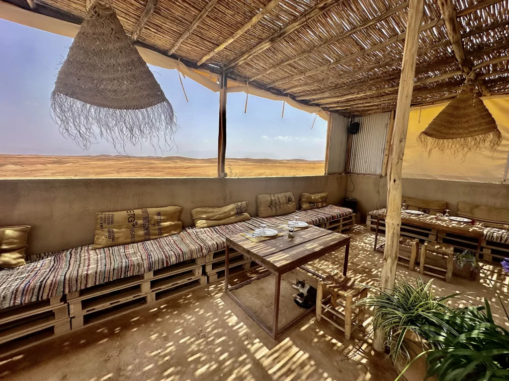 Salon dans le désert marocain lors d'un événement organisé par le Groupe Silam.