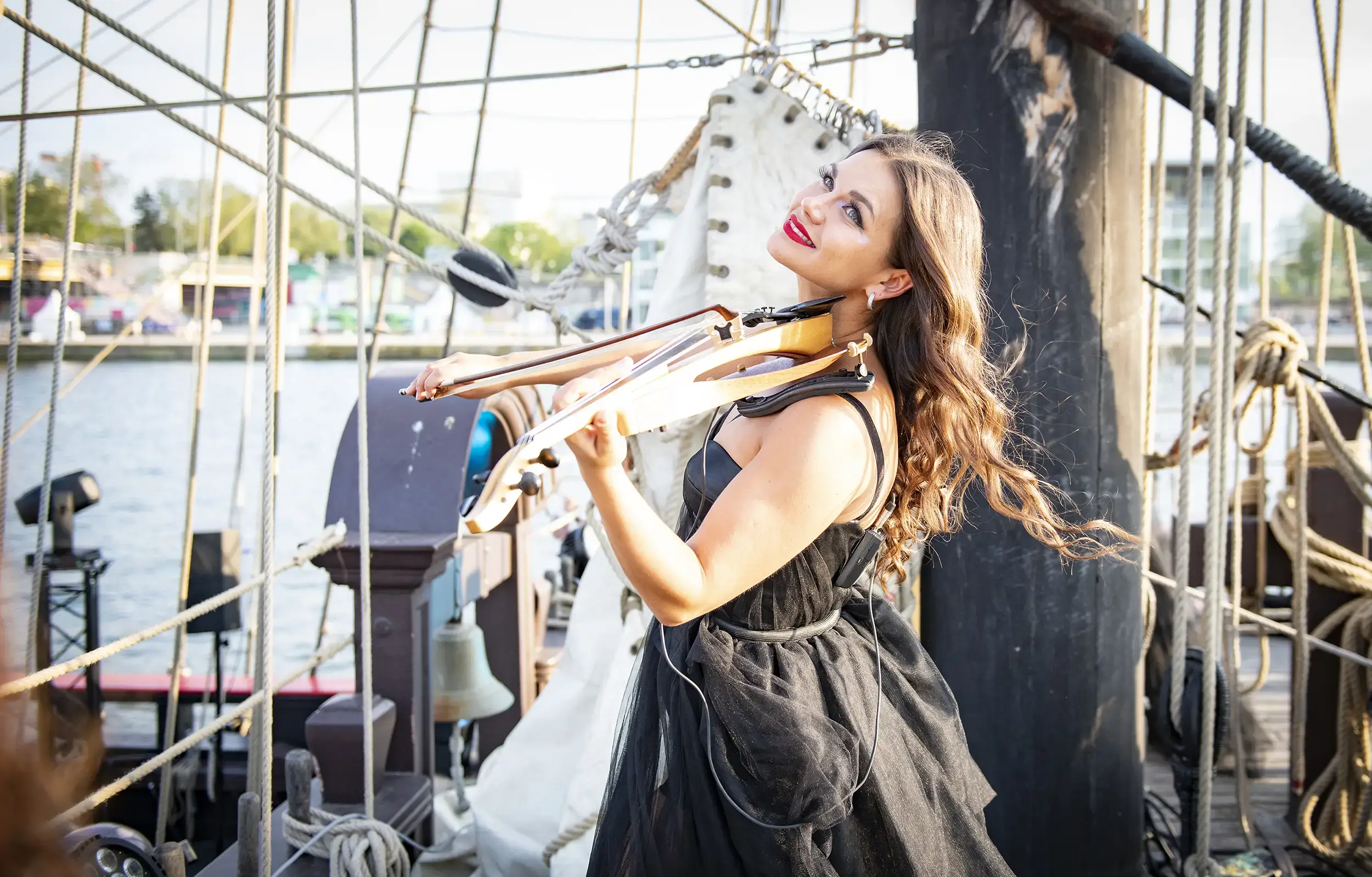 Violoniste solo lors de l'événement Cap Horn organisé par le Groupe Silam pour un tour du monde en quatre heures lors de l'Armada. Le groupe Silam est une agence événementielle à Rouen.