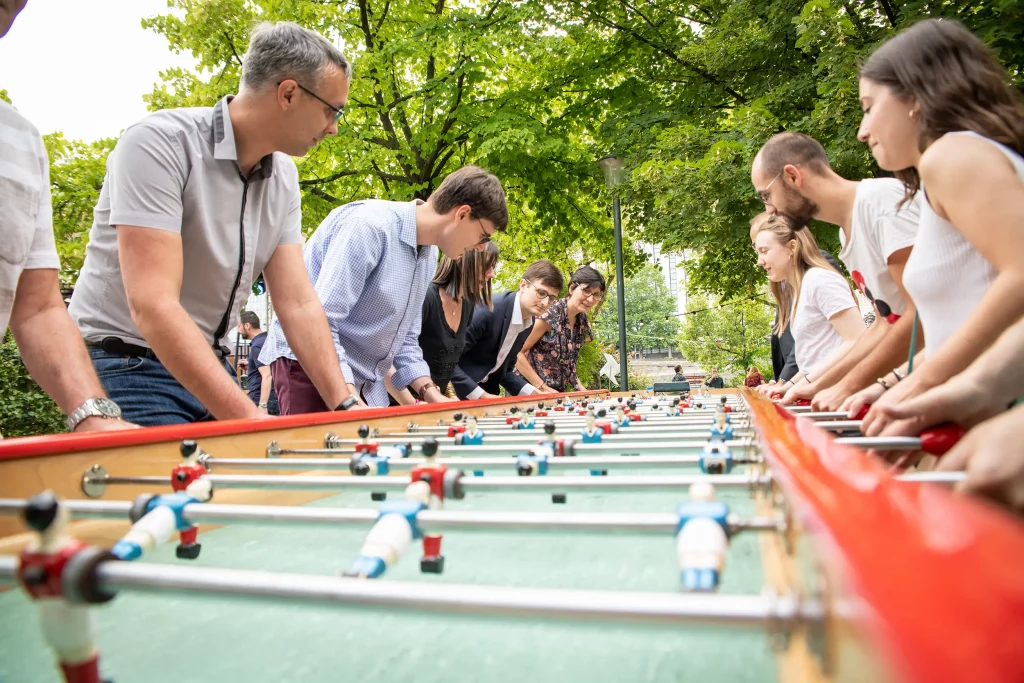 Babyfoot géant pour une cohésion d'équipe. Cela fait parti des services événementiels en Normandie proposés par le Groupe Silam.
