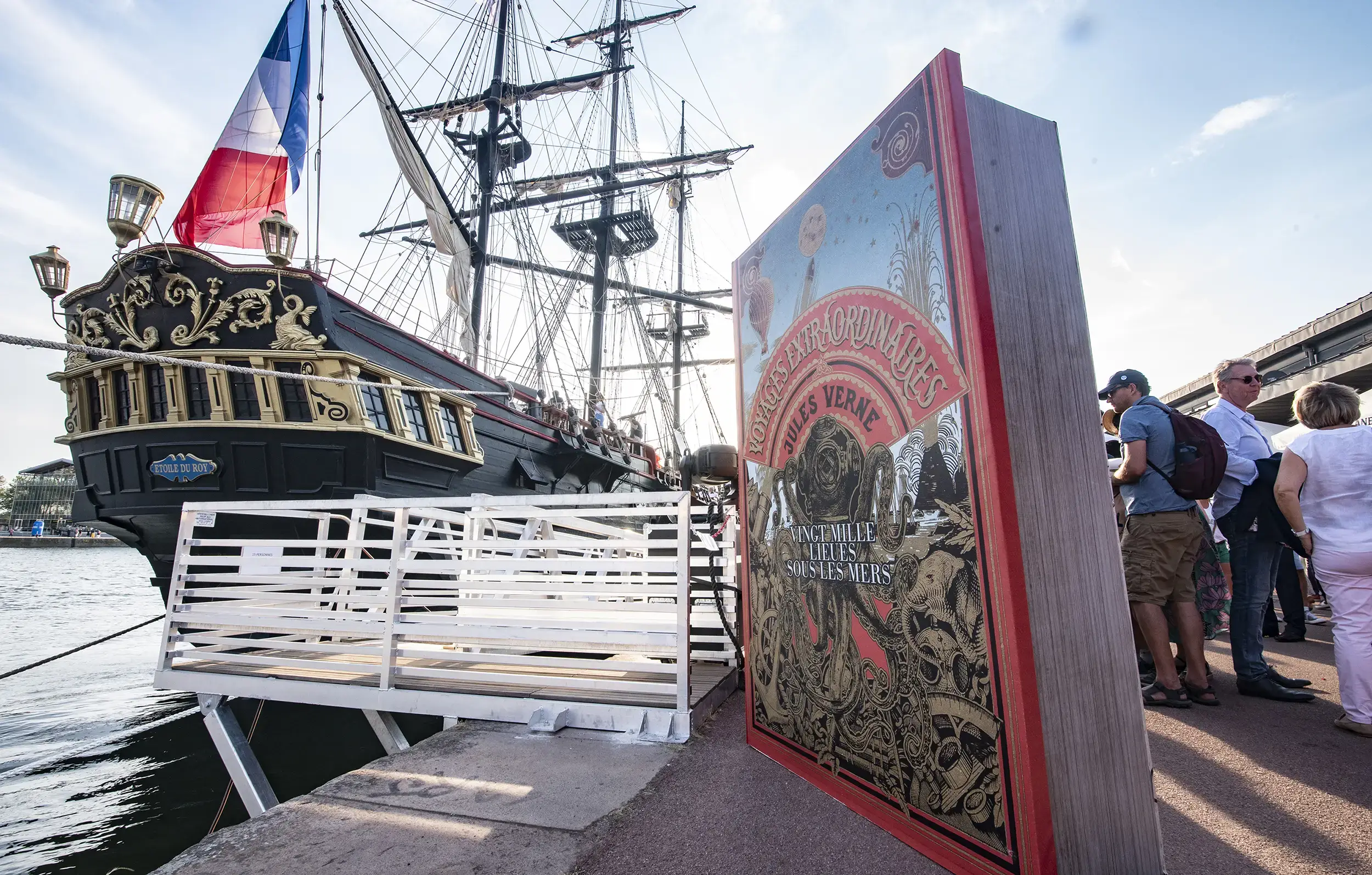 Livre géant et bateau lors de l'événement Cap Horn organisé par le Groupe Silam pour un tour du monde en quatre heures.