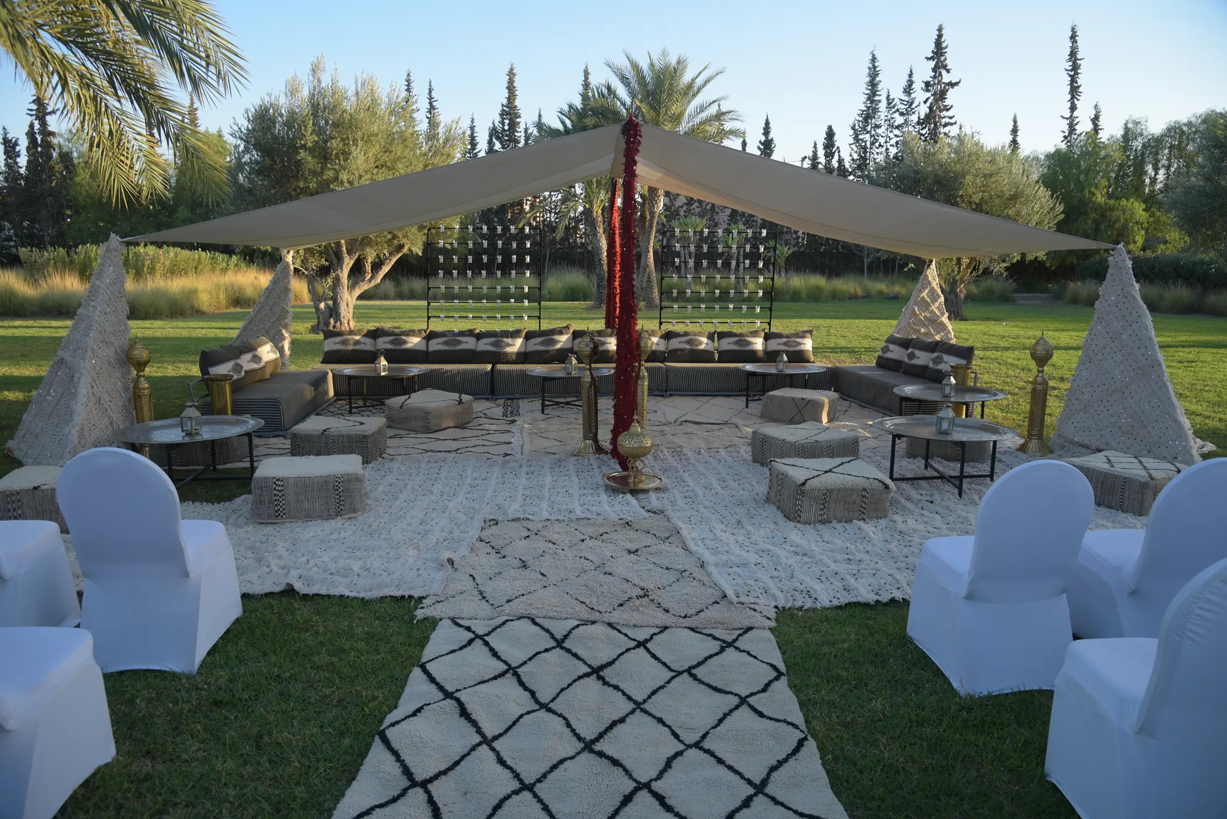 Cérémonie avec tapis pour un mariage organisé par le Groupe Silam à Marrakech.