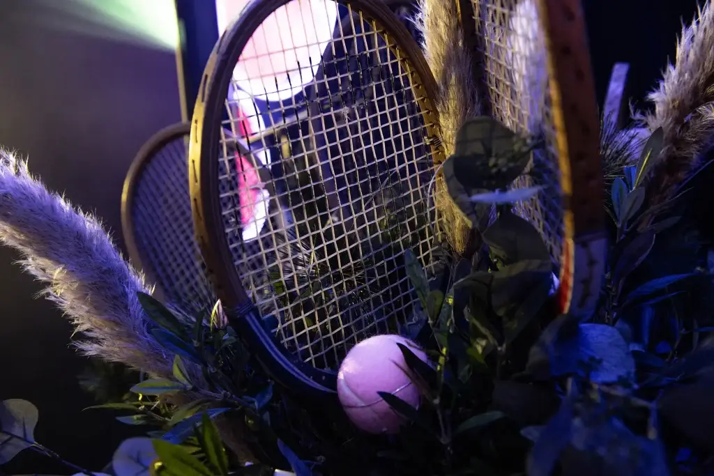 Composition florale avec des raquettes de l'espace VIP Silam Village lors de l'événement de l'Open de Tennis au Kindarena à Rouen.