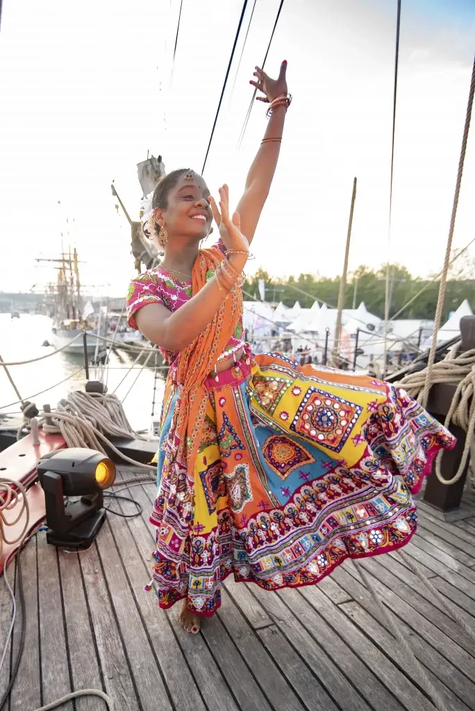 Danseuse indienne sur le bateau lors de l'événement Cap Horn organisé par le Groupe Silam pour un tour du monde en quatre heures lors de l'Armada.
