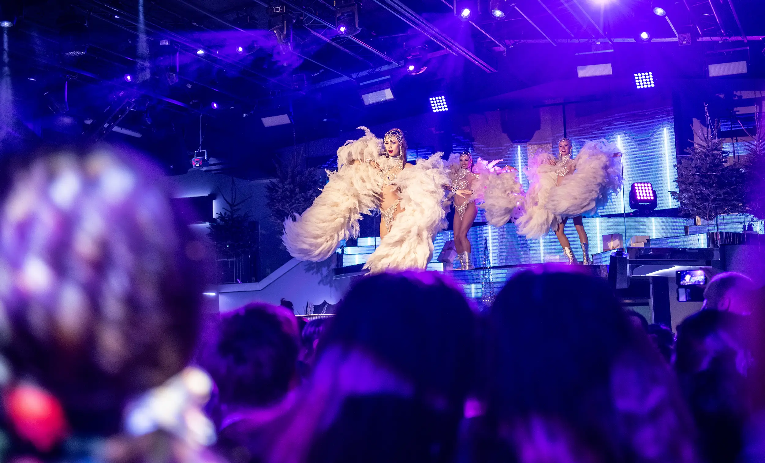 Danseuses avec des plumes pour le gala de fin d'année d'une entreprise normande réalisé par le Groupe Silam.