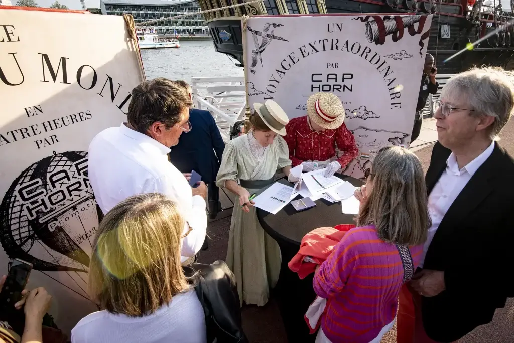 Livre géant lors de l'événement Cap Horn organisé par le Groupe Silam pour un tour du monde en quatre heures lors de l'Armada.