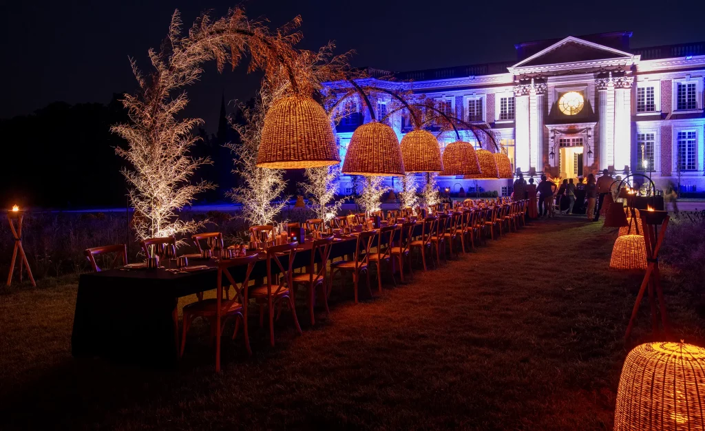 Repas de mariage dans les jardins d'un château lors d'un événement organisé par le Groupe Silam.