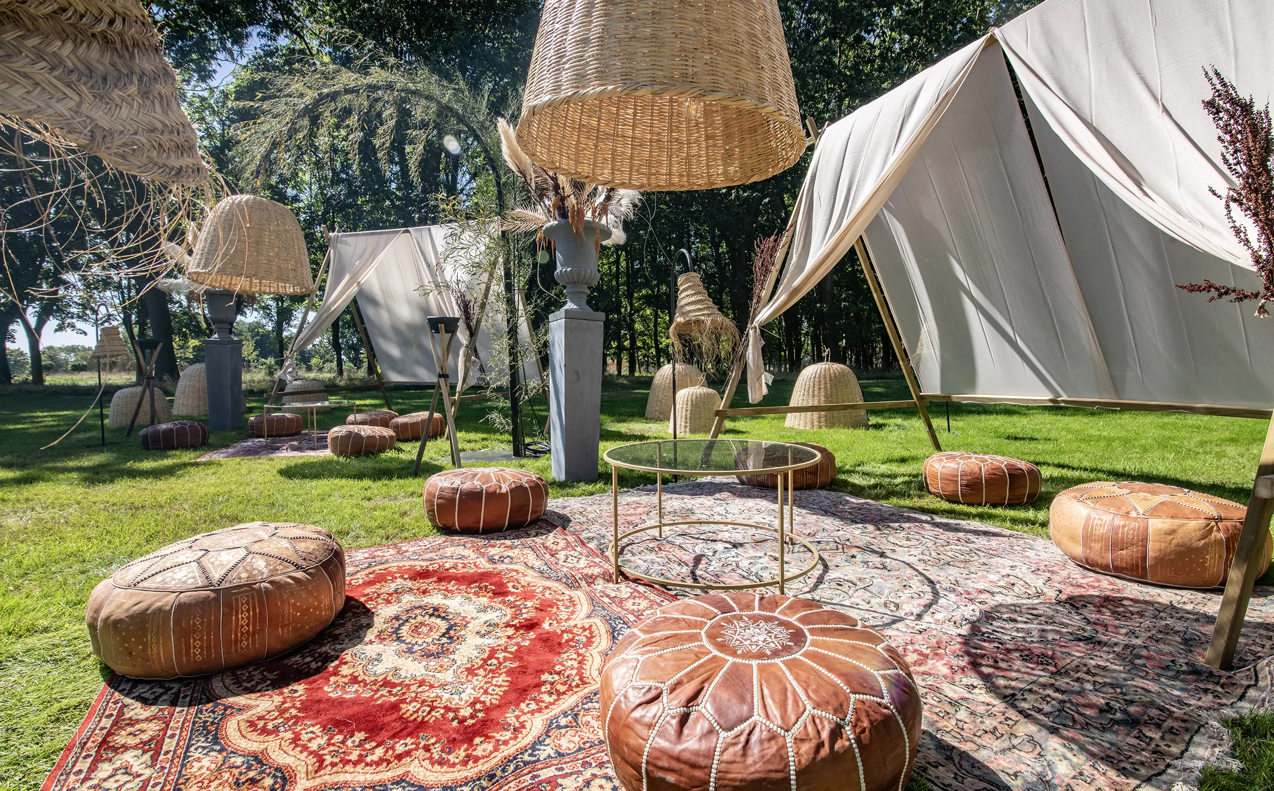 Salon marocains et décorations pour un événement privé organisé par le Groupe Silam dans les jardins d'un château.