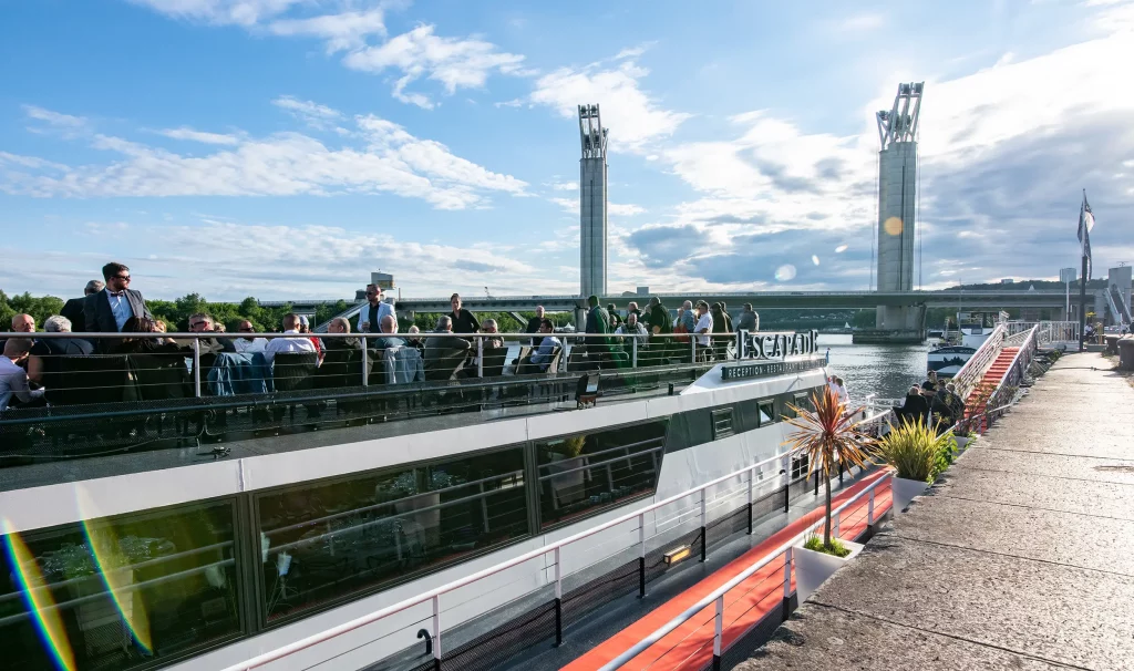 Croisière à Rouen sur l'escapade le long de la Seine. Cette péniche fait parti des lieux événementiels en Normandie partenaire du Groupe Silam.