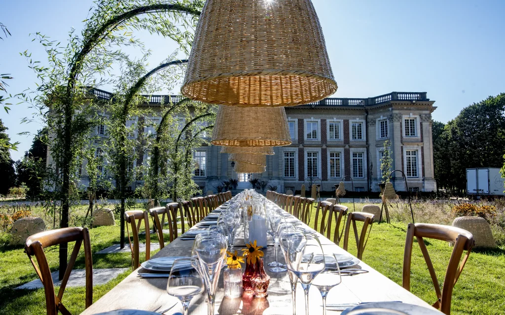 Déjeuner de fête dans les jardins d'un château. C'est l'une de réalisation d'événement en Normandie du Groupe Silam.
