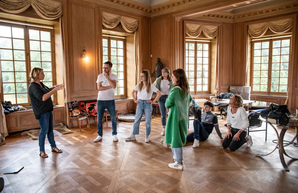 Salariés et animatrice Paul Marius dans un château mis en lumière et sonorisé par le Groupe Silam.