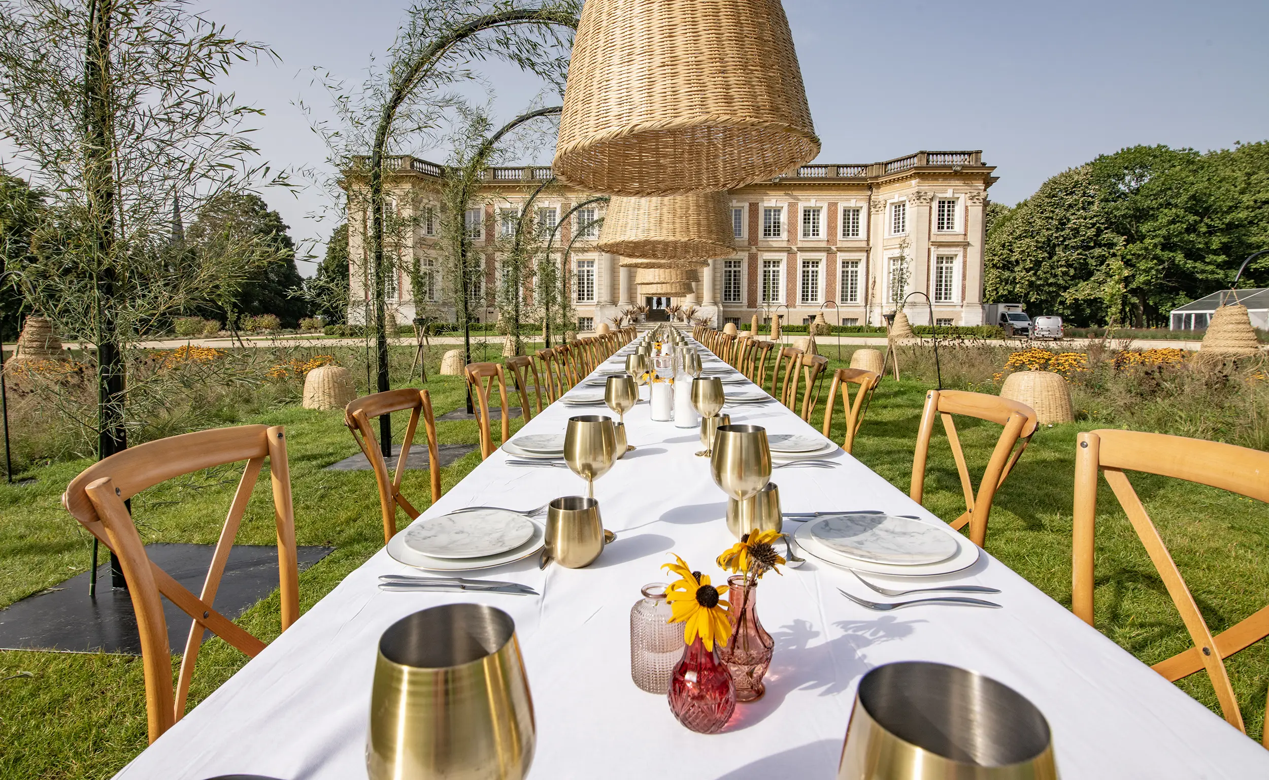 Déjeuner de fête dans les jardins d'un château lors d'un événement réalisé par le Groupe Silam.