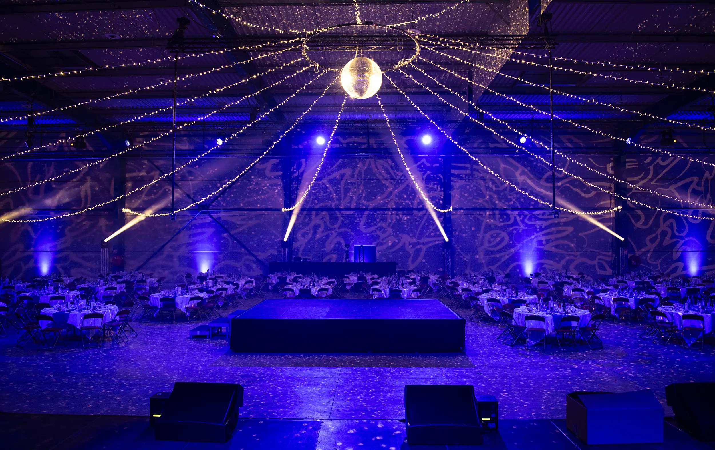 Décorations lumineuses et gobo sur le thème du cirque pour l'événement Setin. C'est l'une de réalisation d'événement en Normandie du Groupe Silam.