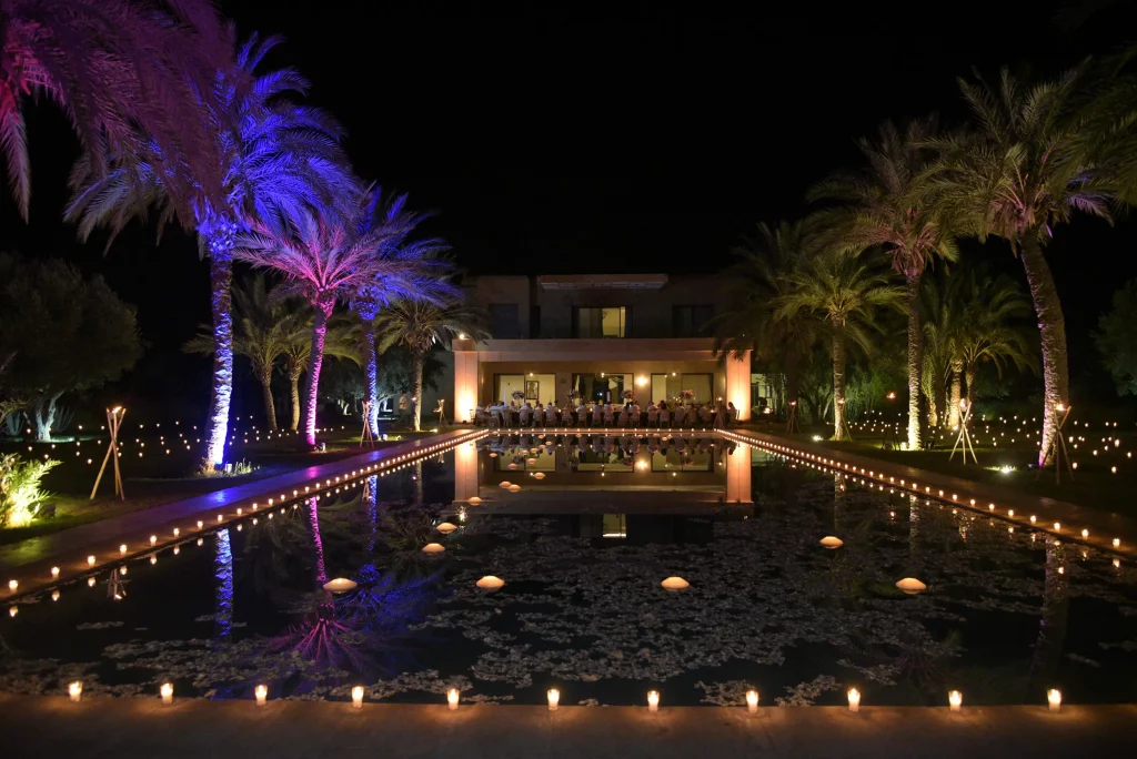 Piscine, villa et palmiers pour un mariage organisé par le Groupe Silam à Marrakech.
